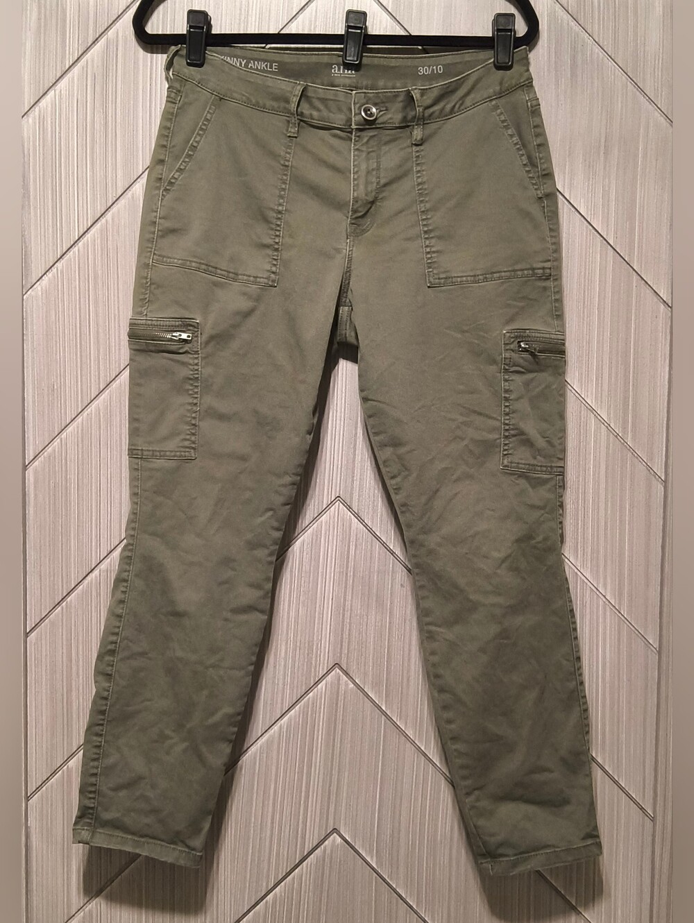 a.n.a Size 10 Olive Green Skinny Ankle Cargo Pants Utility Zip Pockets